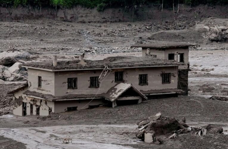 Una inundación repentina entre Nepal y el Tíbet deja 22 muertos y arrasa aldeas