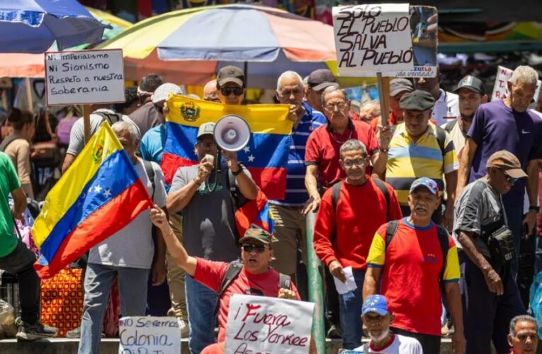 Chavistas protestan contra la injerencia de Estados Unidos en Venezuela; exigen liberación de Maduro