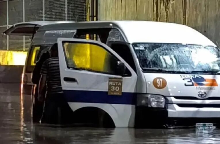 Seis personas mueren tras presunta fuga de gas en una combi durante inundación