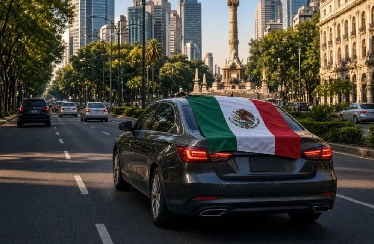 ¿Te pueden multar por llevar la Bandera de México en el auto?