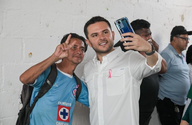 Pablo Bustamante mantiene cercanía con las familias tianguistas de Cancún