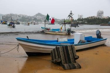 Huracán Simon pone en alerta a 5 estados; enfrentarán lluvias extraordinarias y oleaje peligroso