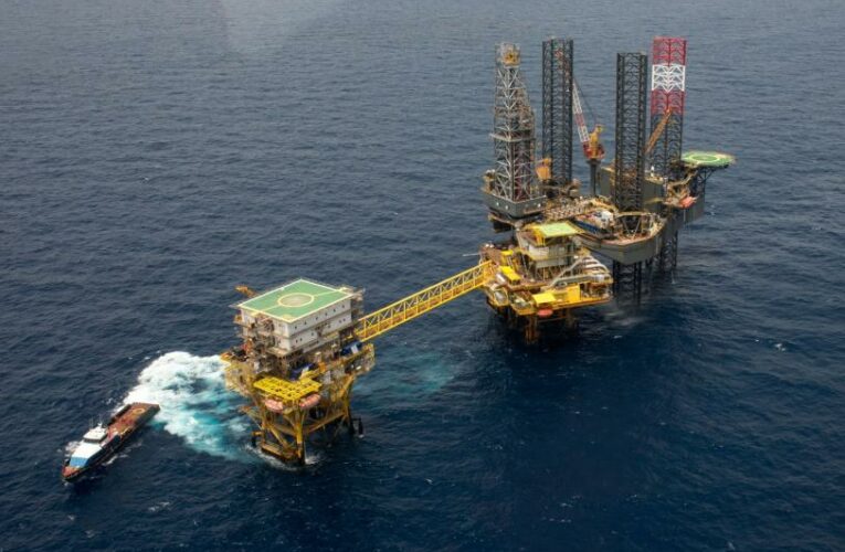 Sheinbaum rechaza ceder derechos petroleros a Trump