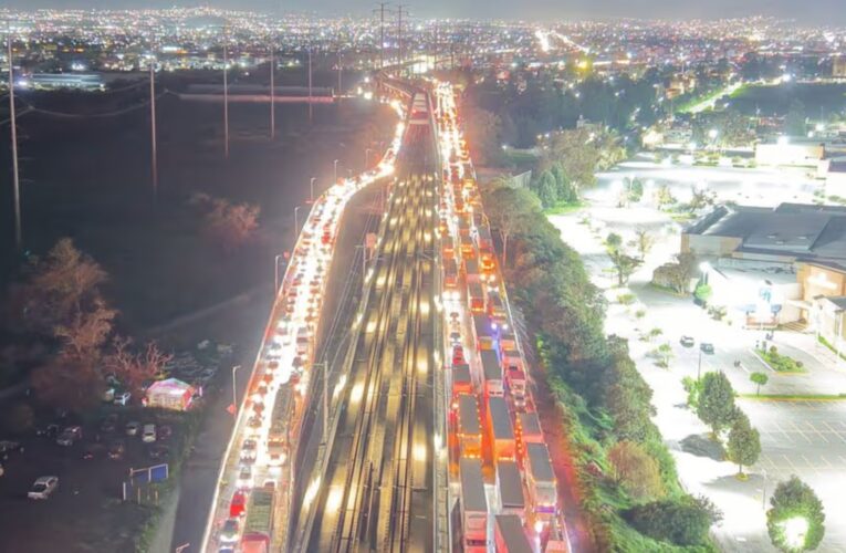 Cumple más de 19 horas bloqueo en la México-Toluca por desaparecidos