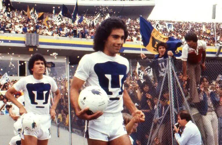 Cumple Hugo Sánchez 50 años de su debut con Pumas