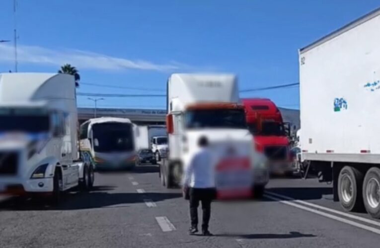 Paro de transportistas afecta carreteras y casetas en varios estados