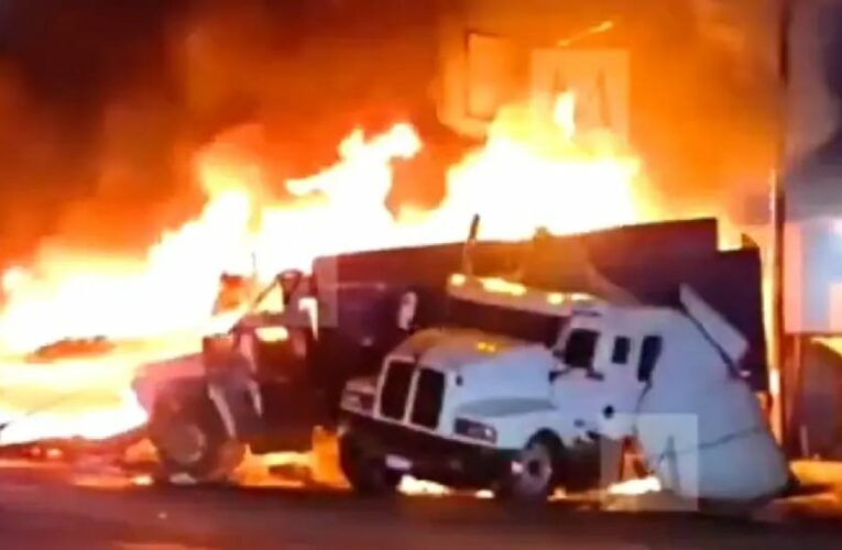 Choque incendia tres tráilers durante paro de transportistas